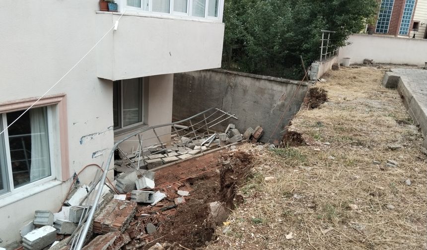 Karabük'te çöken istinat duvarı bir dairenin balkonuna zarar verdi